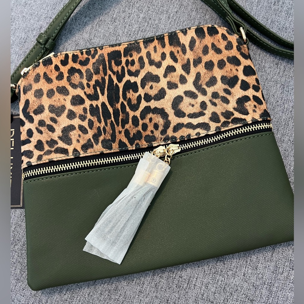 New with tags crossbody bag. Forest Green and‎ leopard print. - Picture 2 of 4